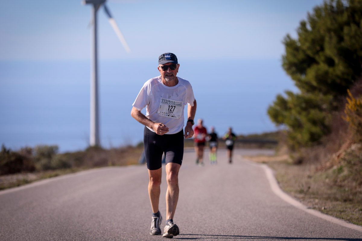 La XX Subida Pedestre al Conjuro arrancó a las 10 de la mañana, y los corredores tuvieron que enfrentarse a 17,8 kilometros en una mañana soleada