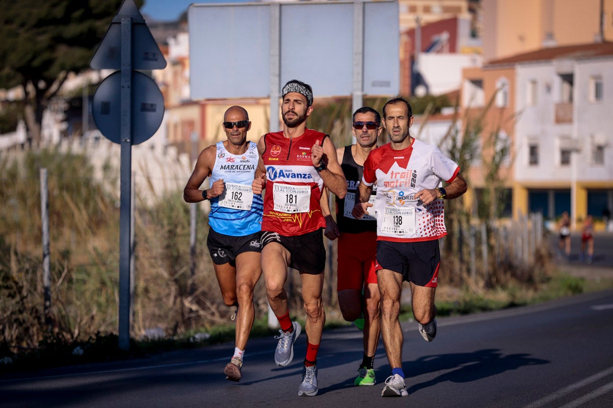 La XX Subida Pedestre al Conjuro arrancó a las 10 de la mañana, y los corredores tuvieron que enfrentarse a 17,8 kilometros en una mañana soleada