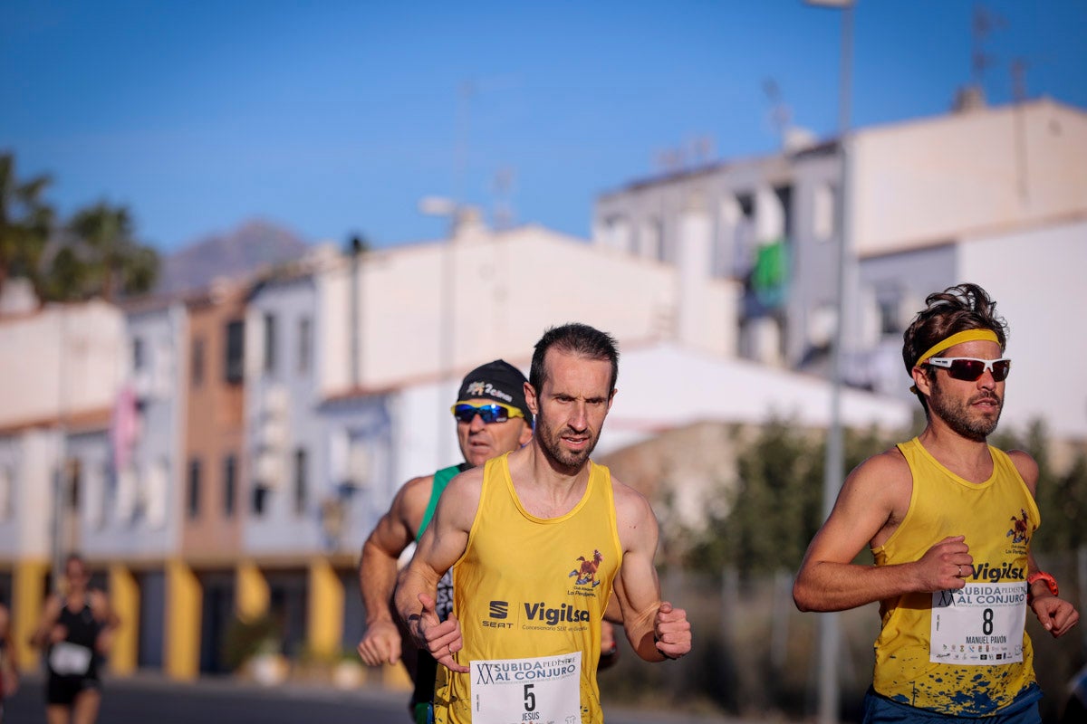 La XX Subida Pedestre al Conjuro arrancó a las 10 de la mañana, y los corredores tuvieron que enfrentarse a 17,8 kilometros en una mañana soleada