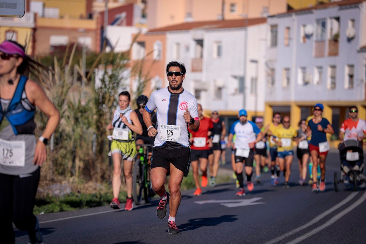 La XX Subida Pedestre al Conjuro arrancó a las 10 de la mañana, y los corredores tuvieron que enfrentarse a 17,8 kilometros en una mañana soleada