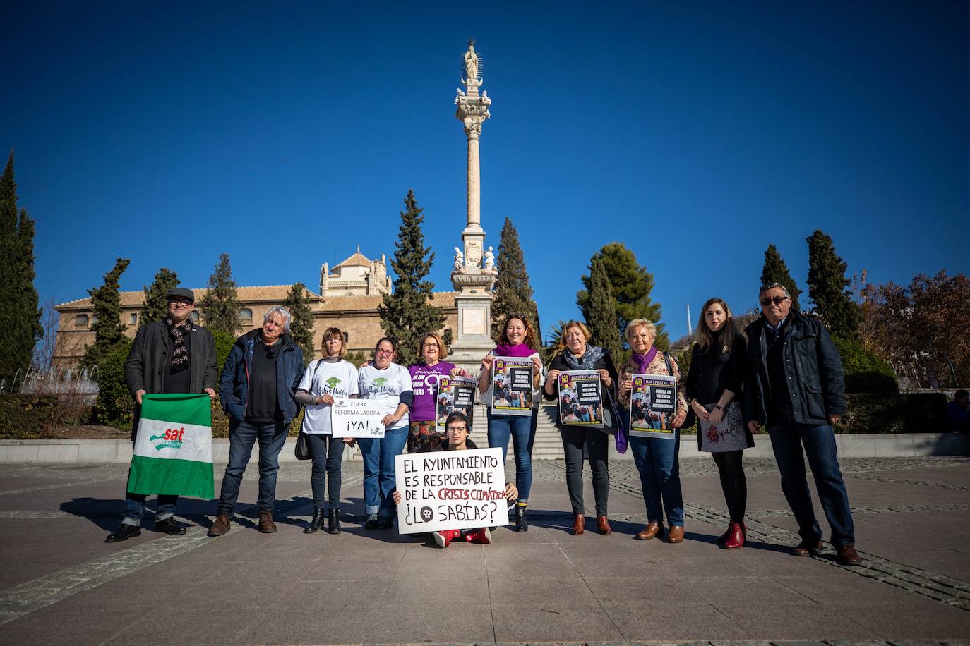 Representantes sindicales y de varios colectivos posan para este reportaje. 
