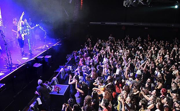 Aspecto que presentó la sala Industrial Copera para el segundo lleno a rebosar de Eskorzo en el recinto.
