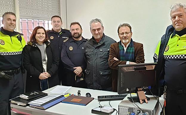 Agentes que llevarán la oficina, concejales y el intendente mayor de la Policía Local. 