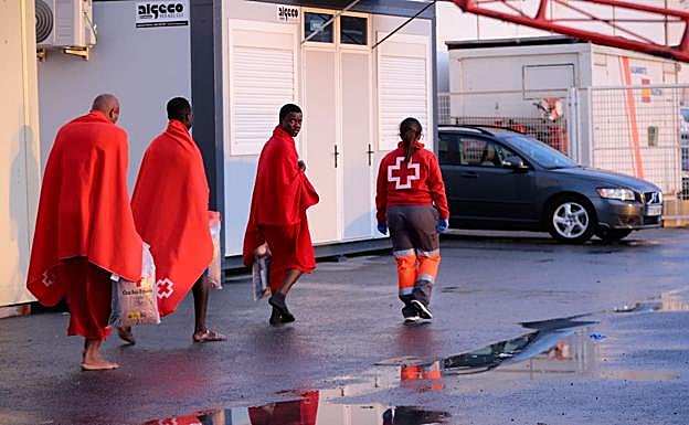 Algunos inmigrantes, a su llegada al Puerto. 