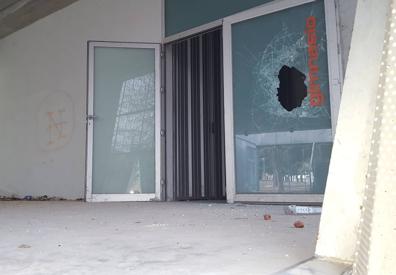 Imagen secundaria 1 - La piscina municipal de Dúrcal se reconvierte en pista de skate y botellón ante la impotencia de los vecinos