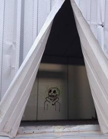 Imagen secundaria 2 - La piscina municipal de Dúrcal se reconvierte en pista de skate y botellón ante la impotencia de los vecinos