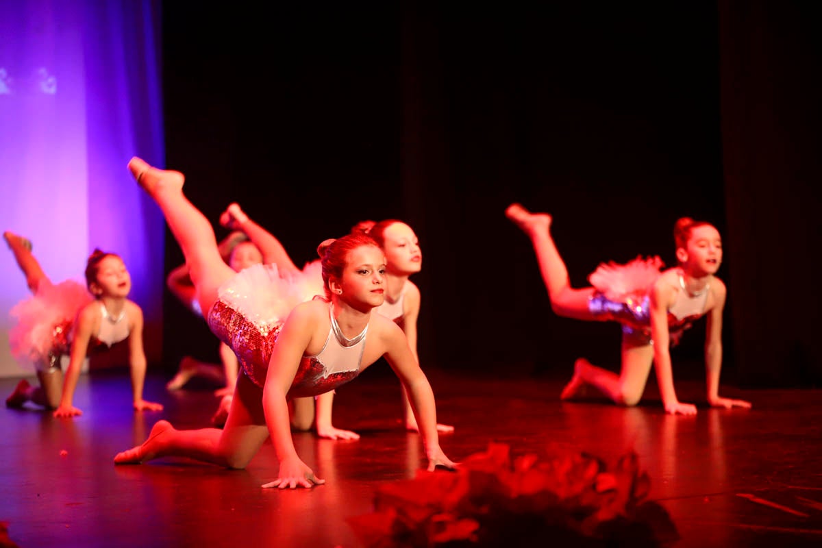 Fotos: Gimnasia solidaria a ritmo navideño en Motril