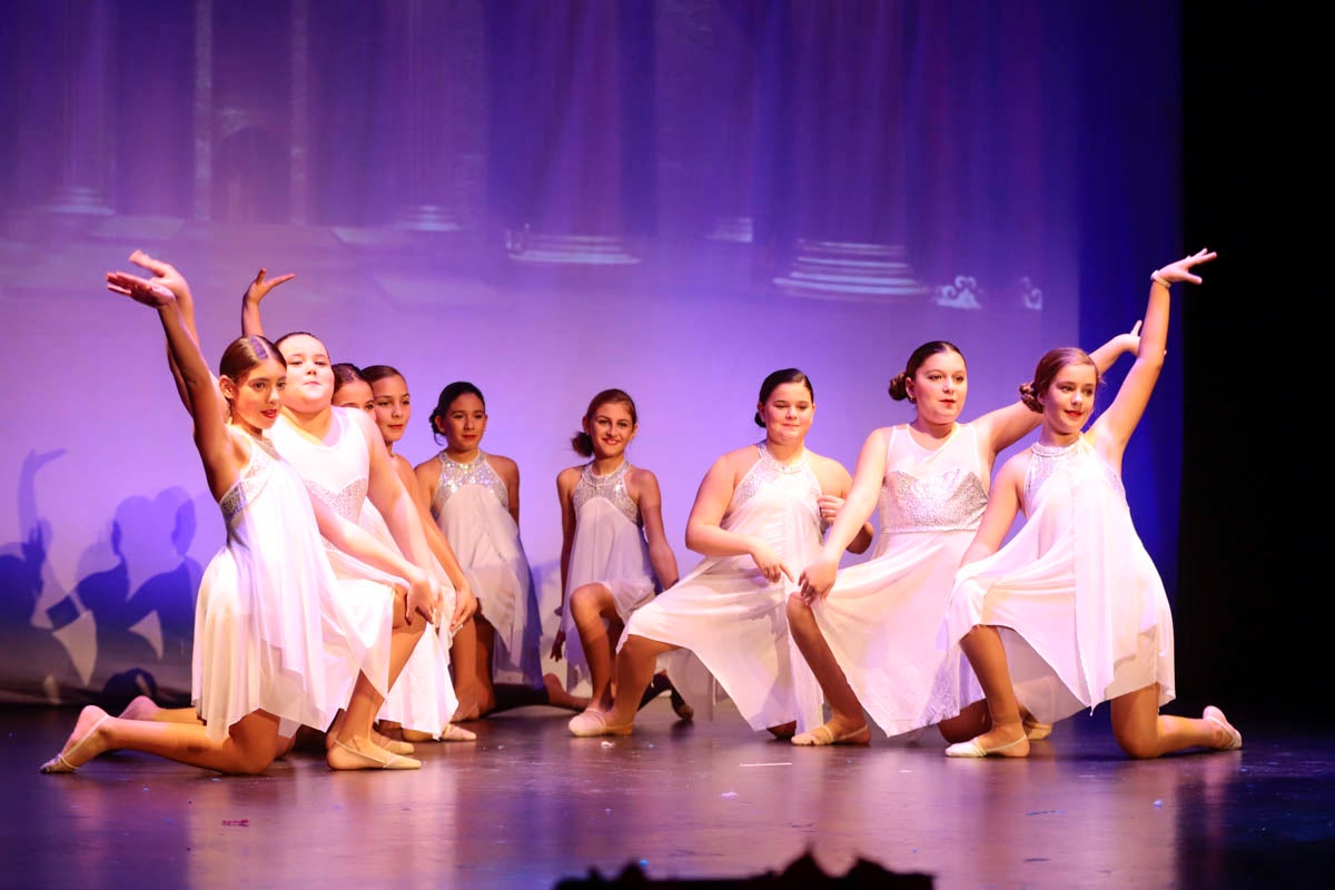 Fotos: Gimnasia solidaria a ritmo navideño en Motril