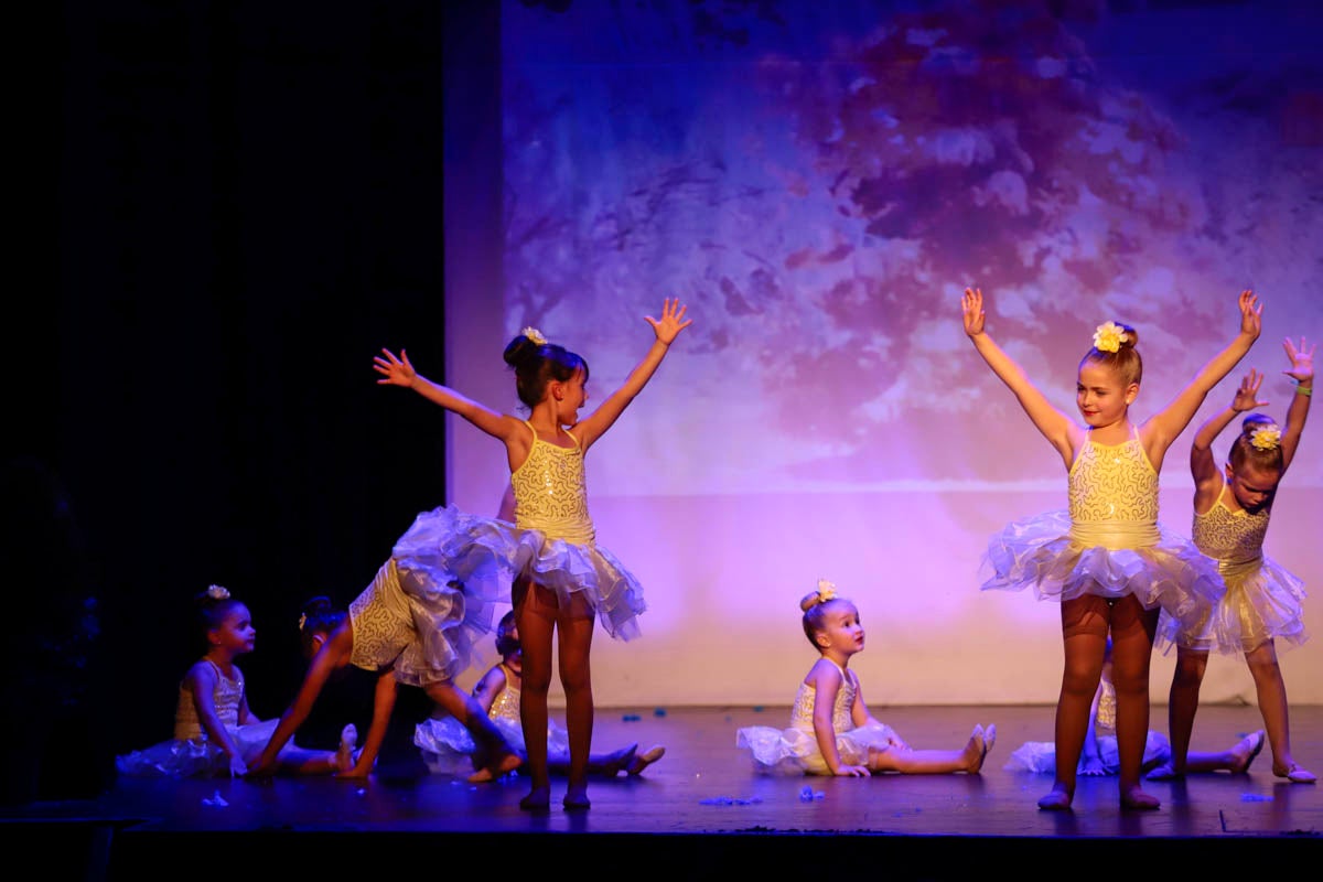 Fotos: Gimnasia solidaria a ritmo navideño en Motril