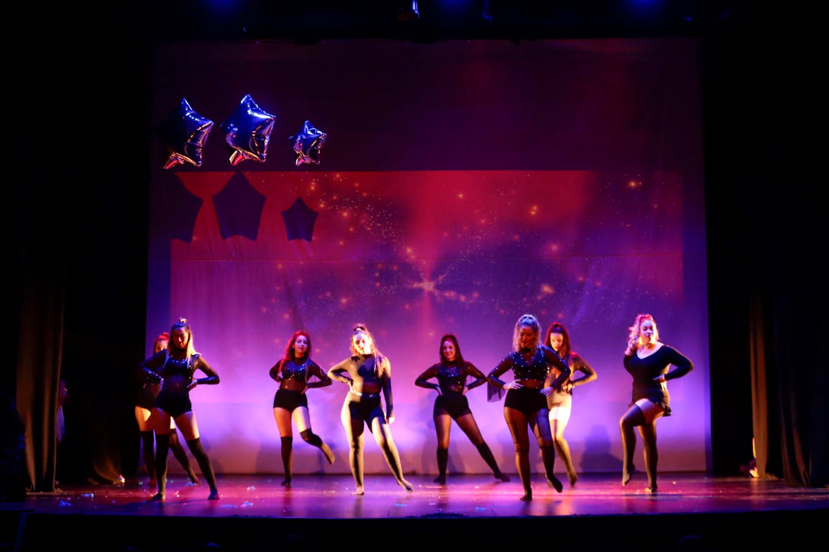 Fotos: Gimnasia solidaria a ritmo navideño en Motril