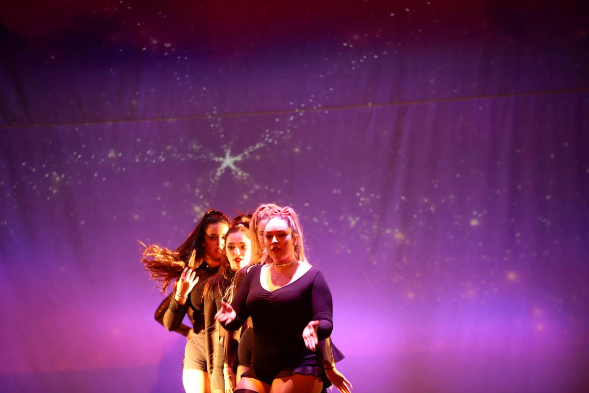 Fotos: Gimnasia solidaria a ritmo navideño en Motril