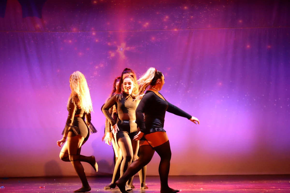 Fotos: Gimnasia solidaria a ritmo navideño en Motril