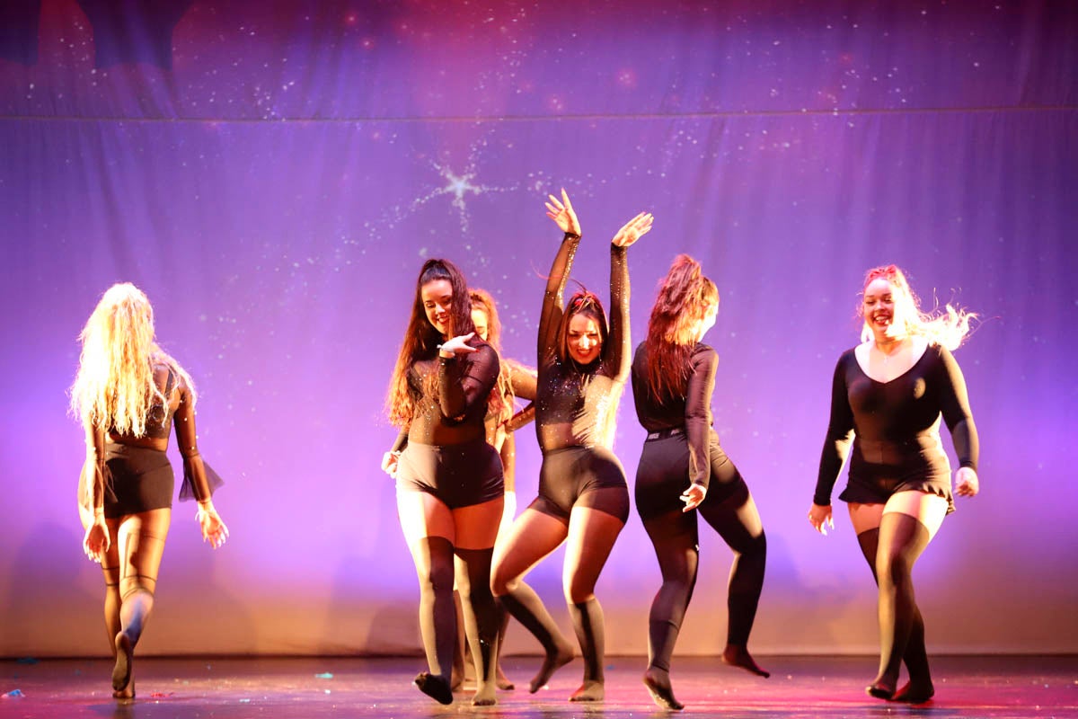 Fotos: Gimnasia solidaria a ritmo navideño en Motril