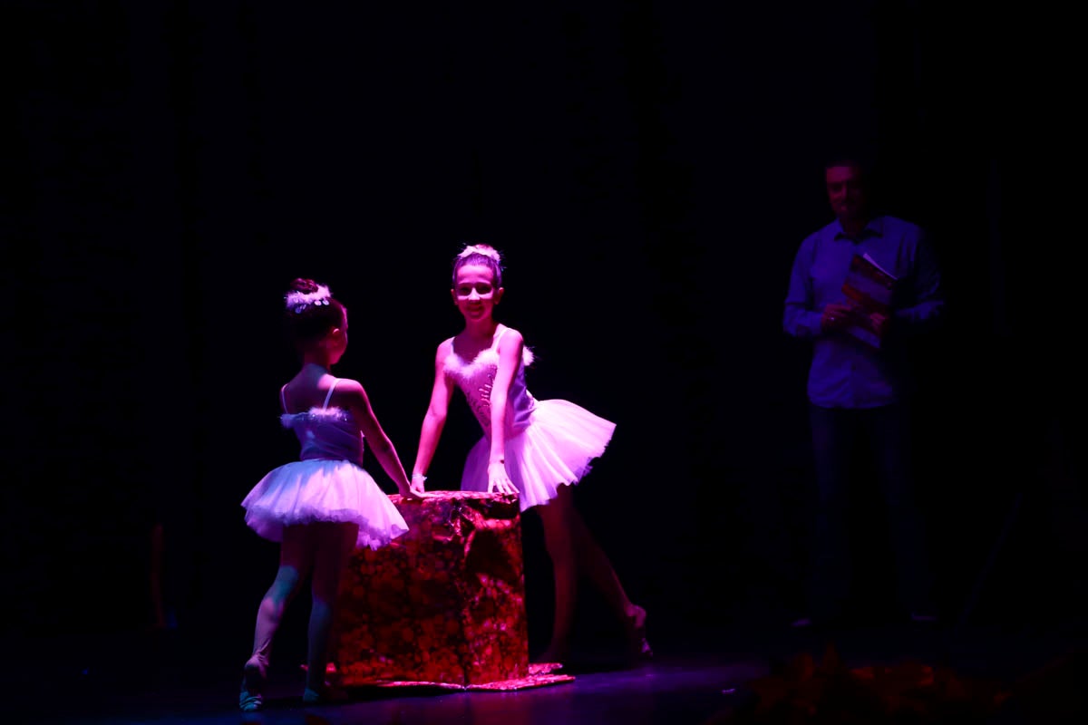 Fotos: Gimnasia solidaria a ritmo navideño en Motril