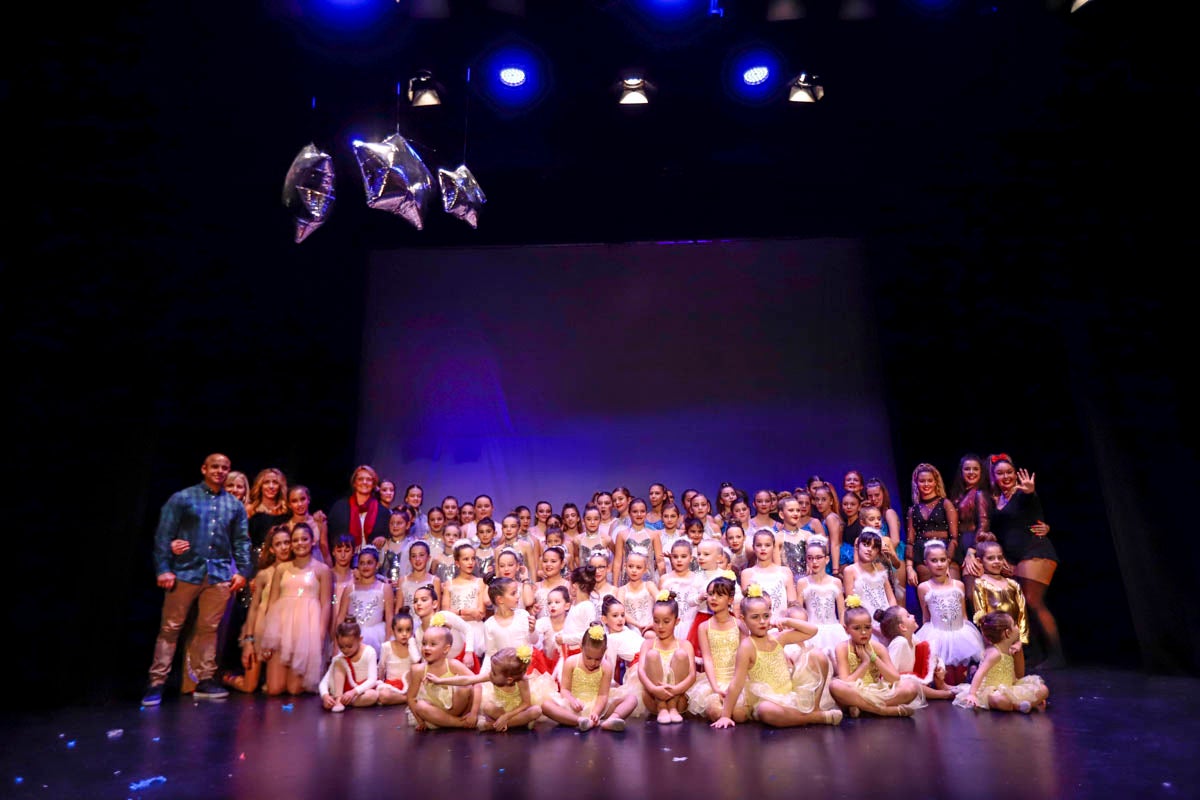 Fotos: Gimnasia solidaria a ritmo navideño en Motril