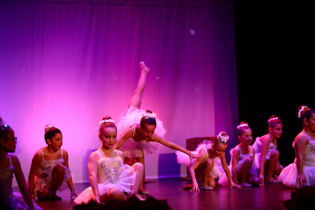 Fotos: Gimnasia solidaria a ritmo navideño en Motril