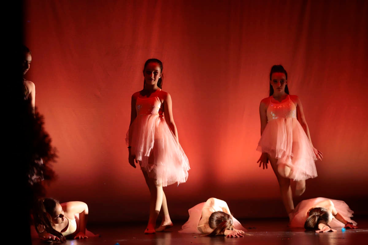 Fotos: Gimnasia solidaria a ritmo navideño en Motril