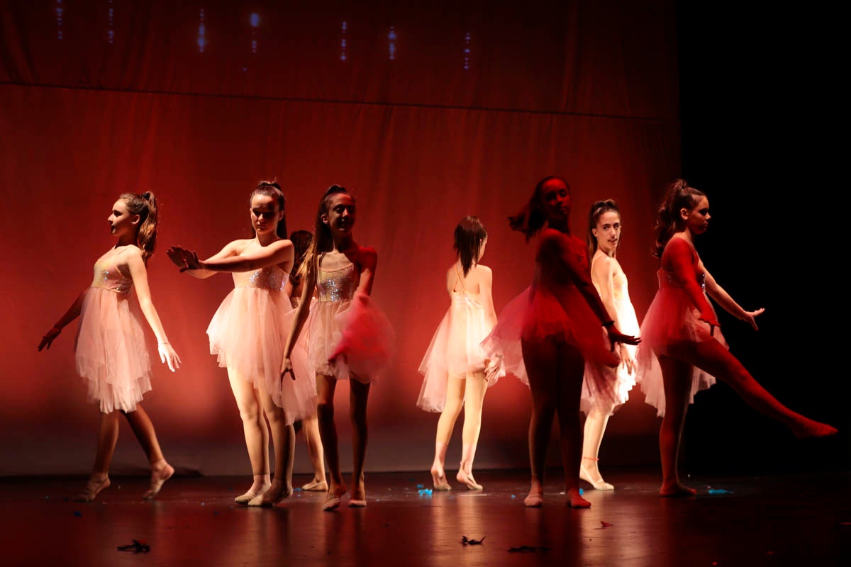 Fotos: Gimnasia solidaria a ritmo navideño en Motril