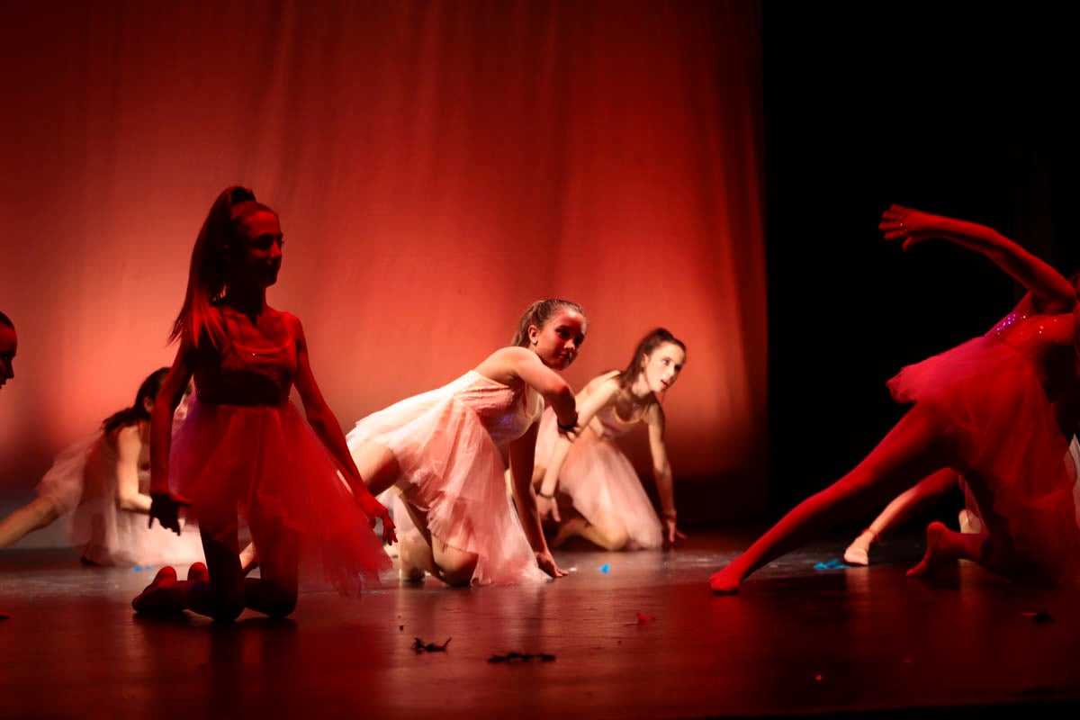 Fotos: Gimnasia solidaria a ritmo navideño en Motril