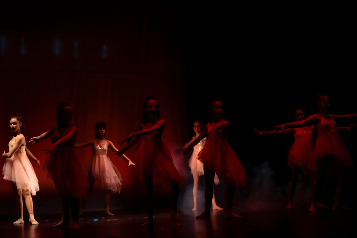 Fotos: Gimnasia solidaria a ritmo navideño en Motril