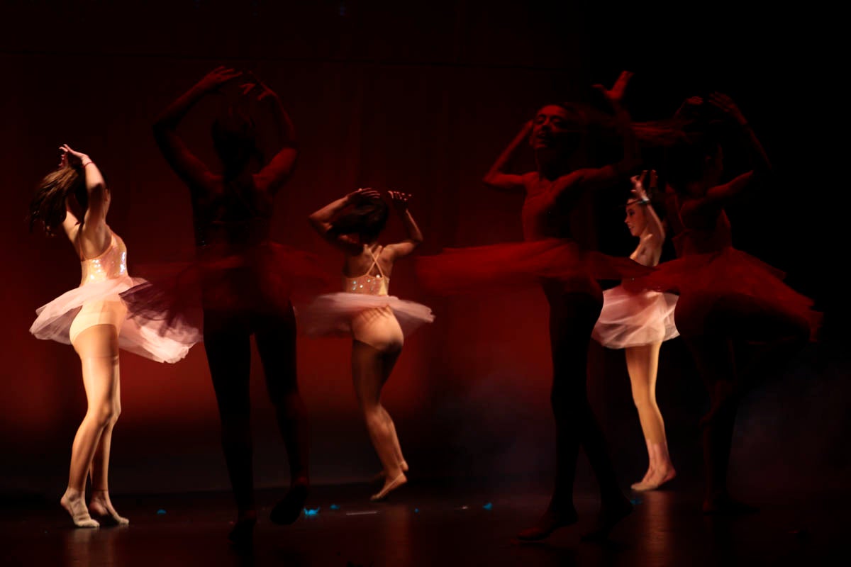 Fotos: Gimnasia solidaria a ritmo navideño en Motril