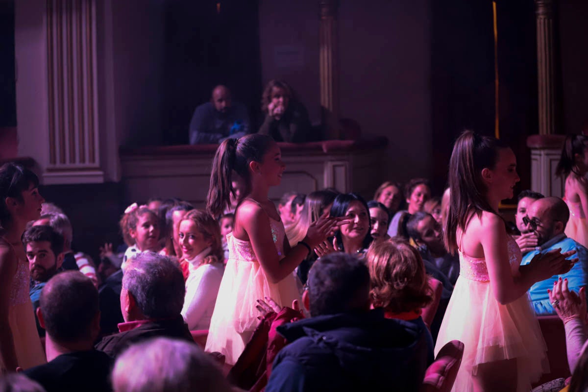 Fotos: Gimnasia solidaria a ritmo navideño en Motril