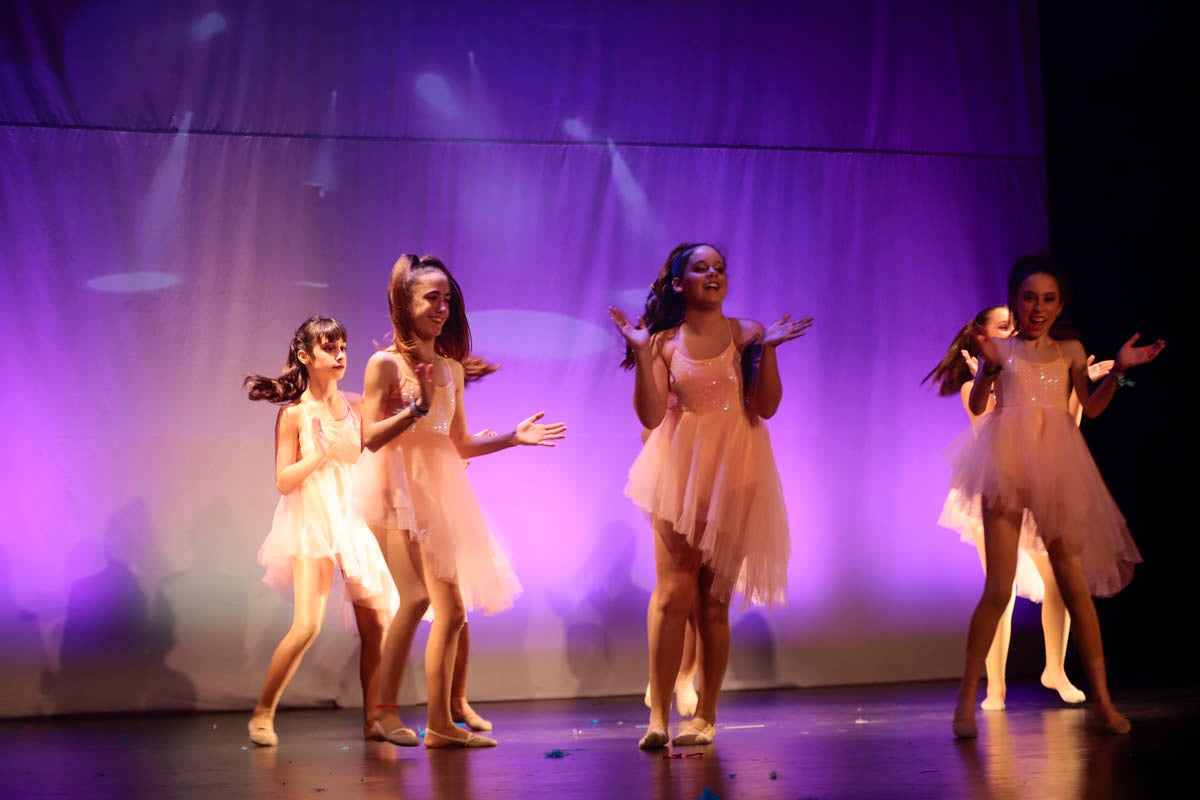 Fotos: Gimnasia solidaria a ritmo navideño en Motril