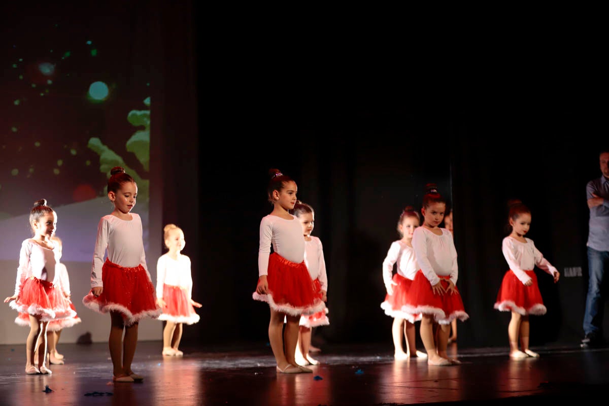 Fotos: Gimnasia solidaria a ritmo navideño en Motril