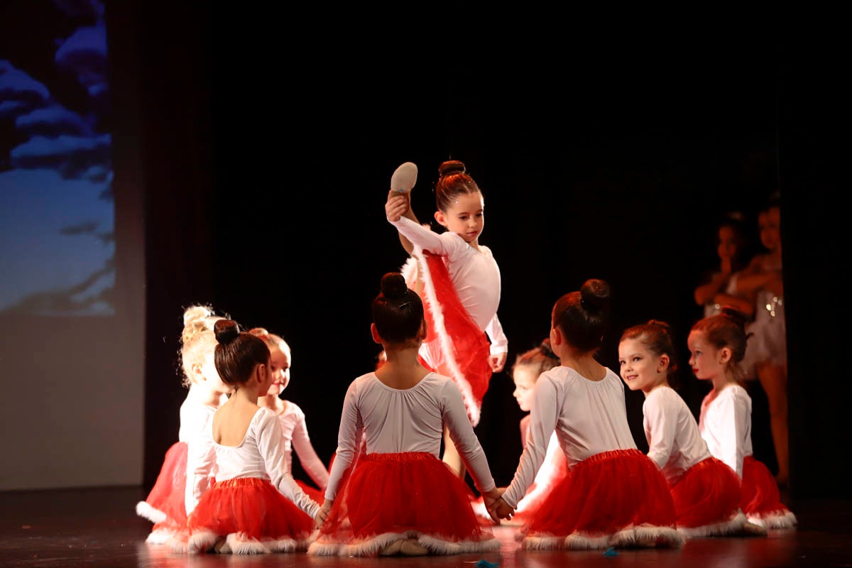 Fotos: Gimnasia solidaria a ritmo navideño en Motril