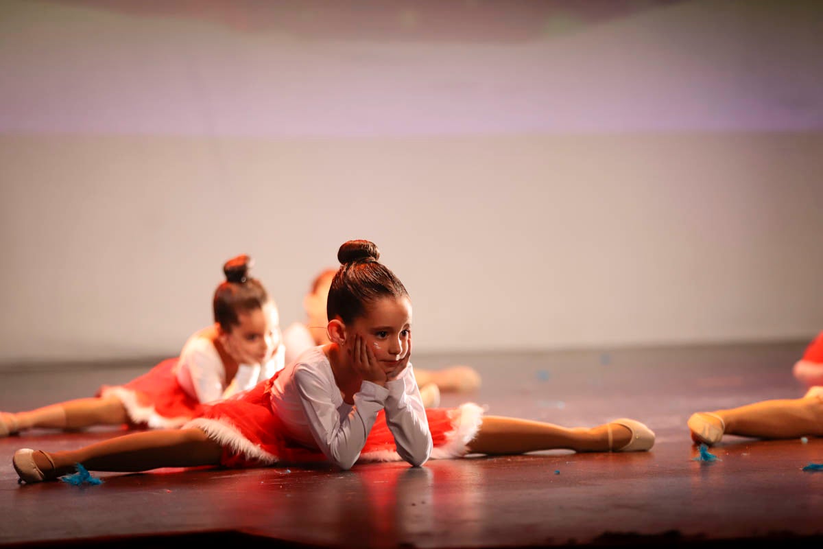 Fotos: Gimnasia solidaria a ritmo navideño en Motril