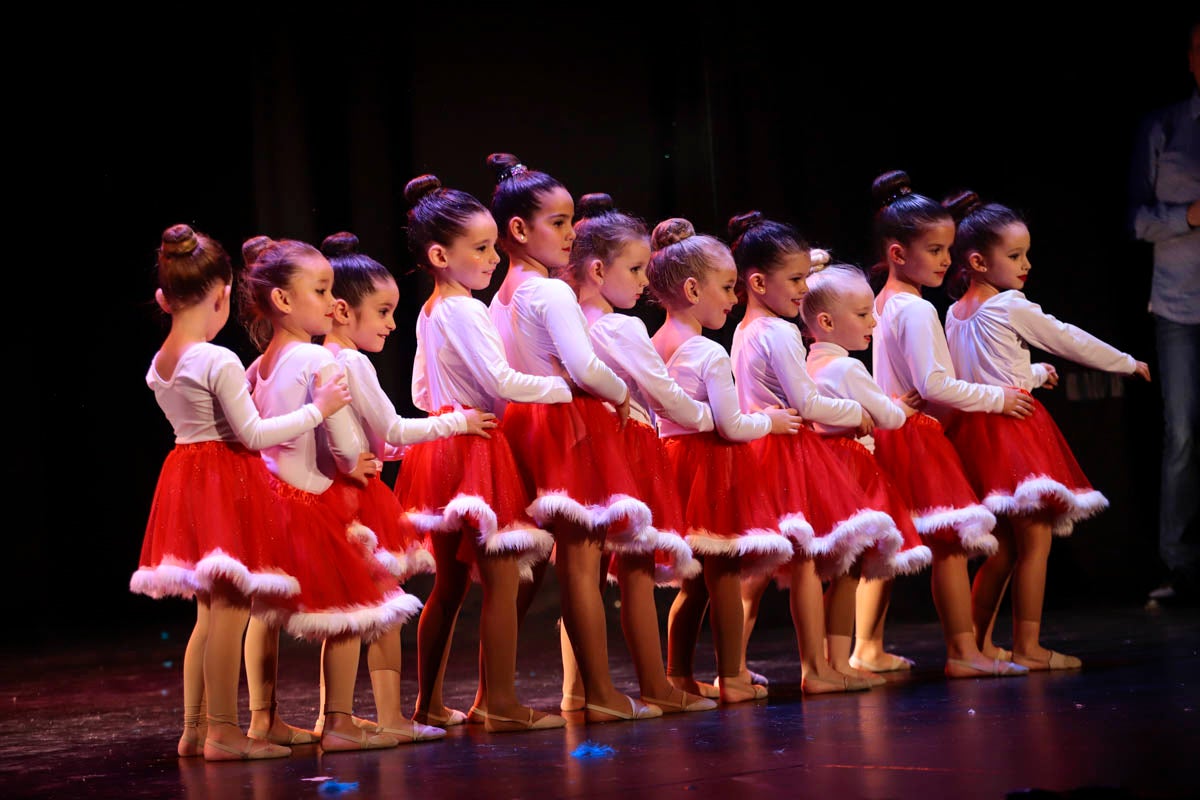 Fotos: Gimnasia solidaria a ritmo navideño en Motril
