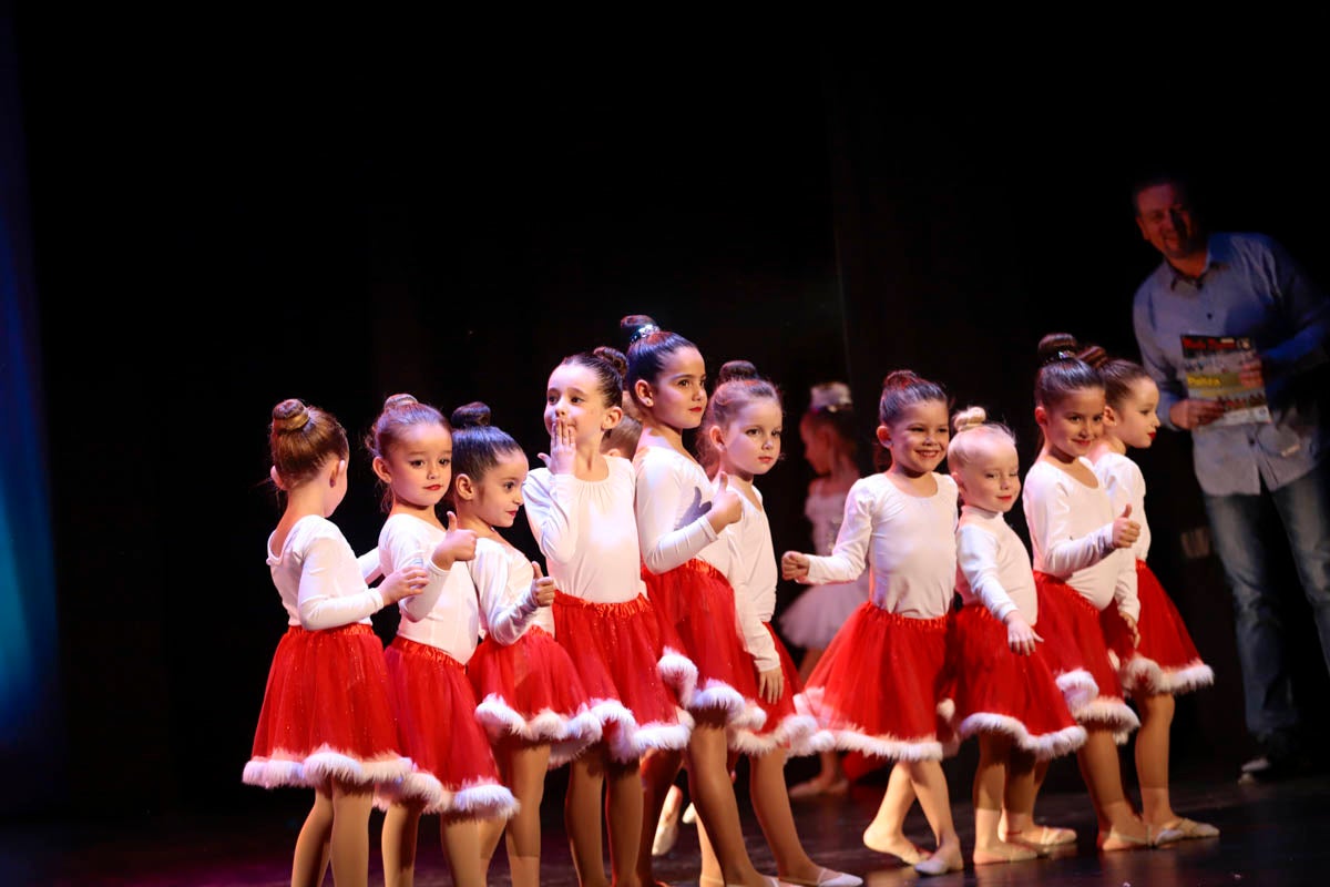 Fotos: Gimnasia solidaria a ritmo navideño en Motril