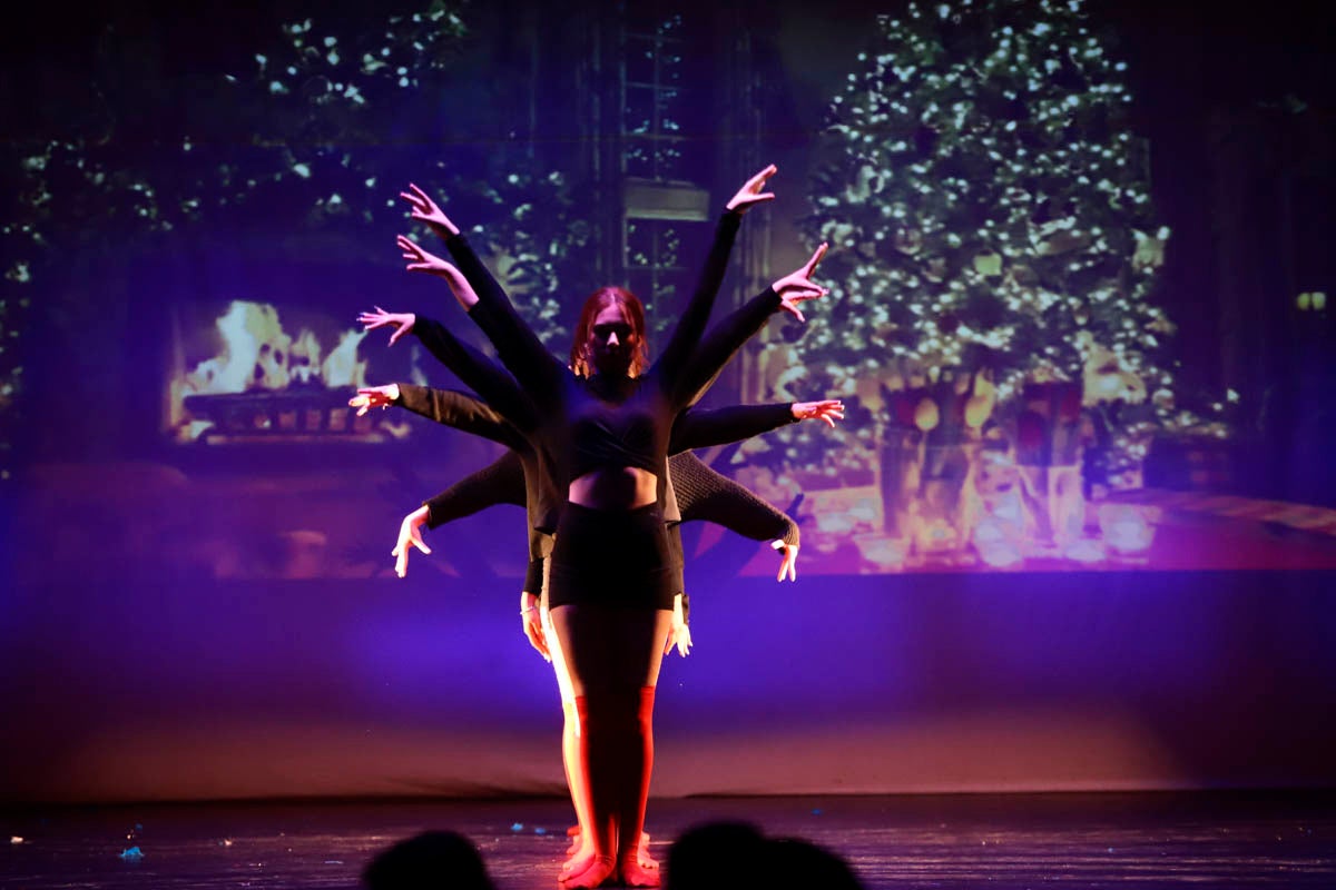 Fotos: Gimnasia solidaria a ritmo navideño en Motril