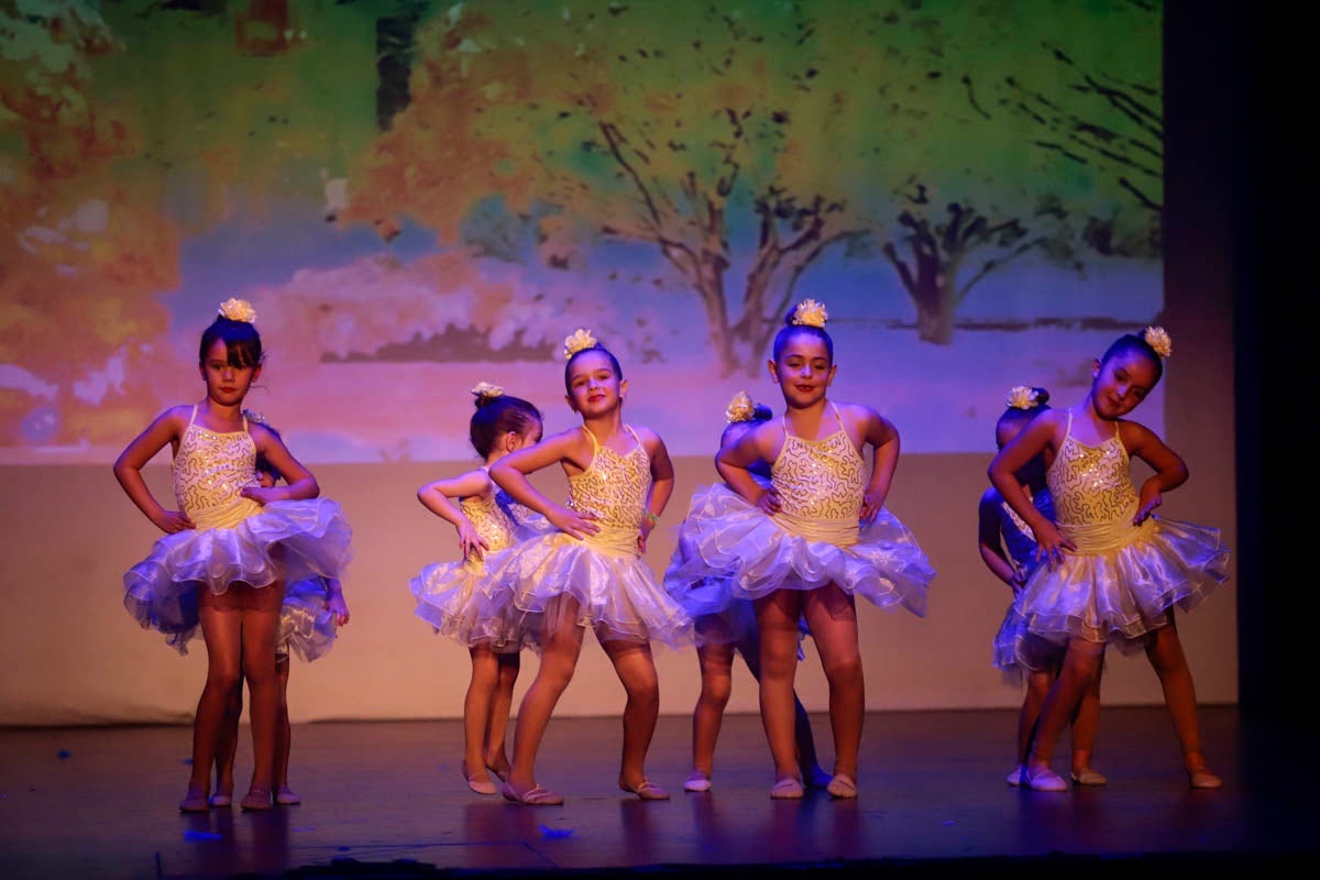 Fotos: Gimnasia solidaria a ritmo navideño en Motril