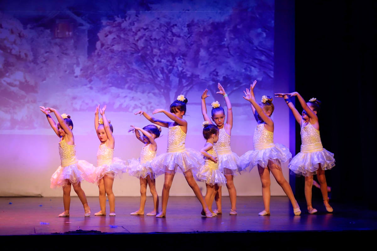 Fotos: Gimnasia solidaria a ritmo navideño en Motril