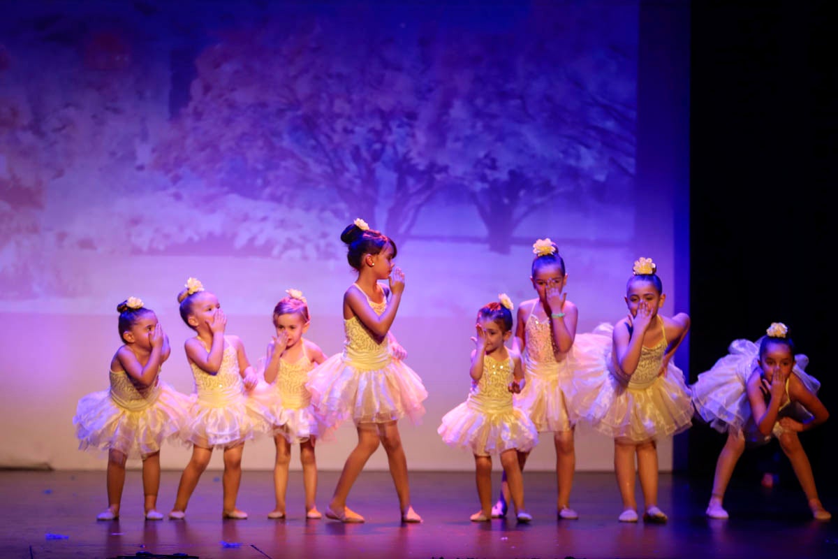 Fotos: Gimnasia solidaria a ritmo navideño en Motril