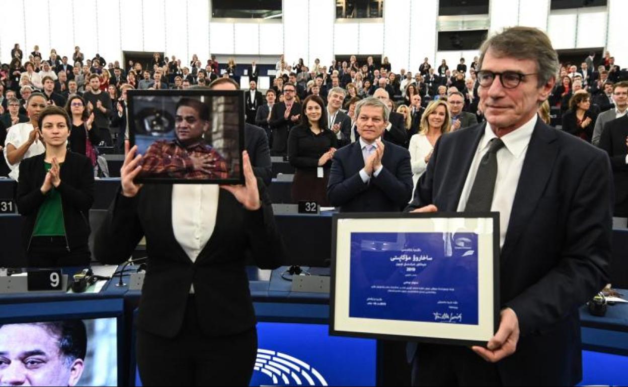 La hija de Ilham Tothi muestra su retrato junto al presidente del Parlamento Europeo, David Sassoli. 