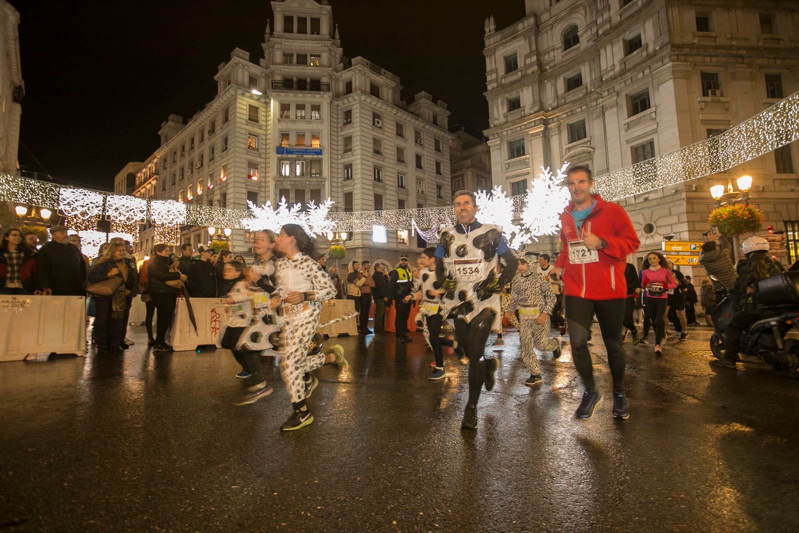 La 28° edición volvió a llenar de color las calles de la capital con sus tradicionales disfraces y sus casi dos mil corredores