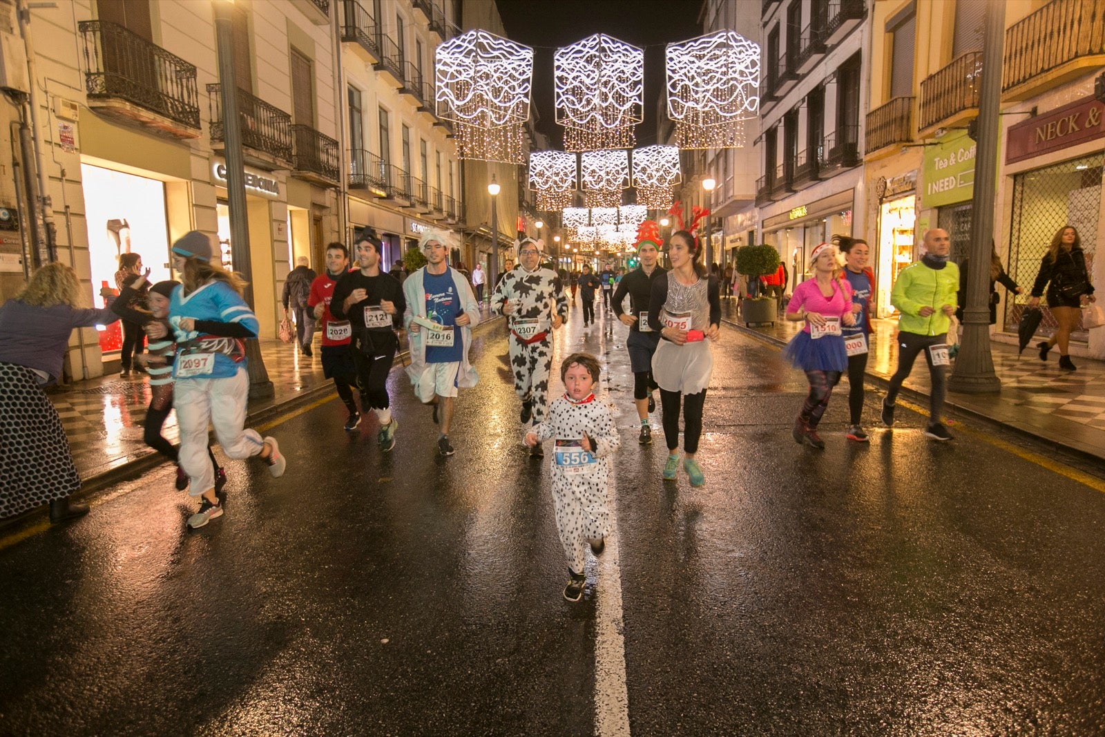 La 28° edición volvió a llenar de color las calles de la capital con sus tradicionales disfraces y sus casi dos mil corredores