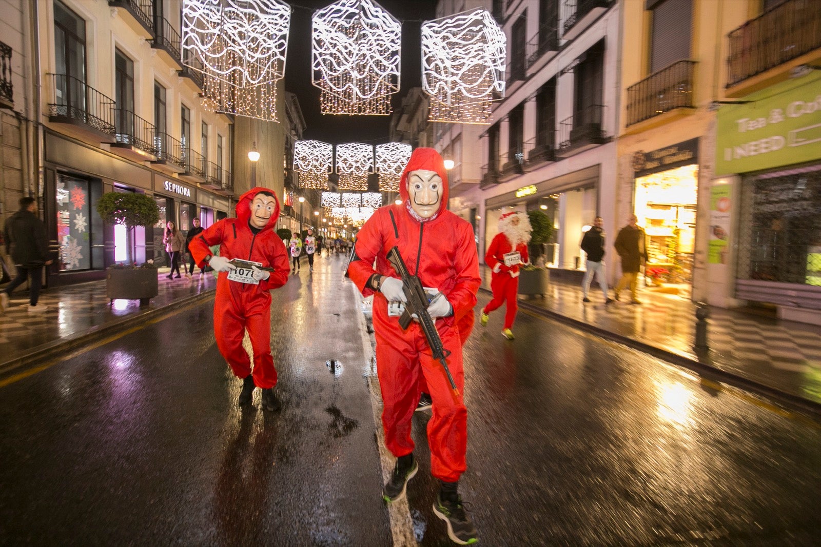 La 28° edición volvió a llenar de color las calles de la capital con sus tradicionales disfraces y sus casi dos mil corredores