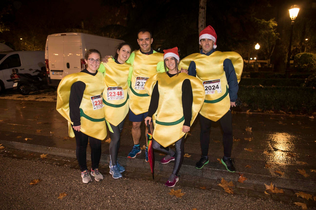 Mucho colorido para festejar el inicio de la Navidad, aunque algunos disfraces no sean muy cómodos para correr