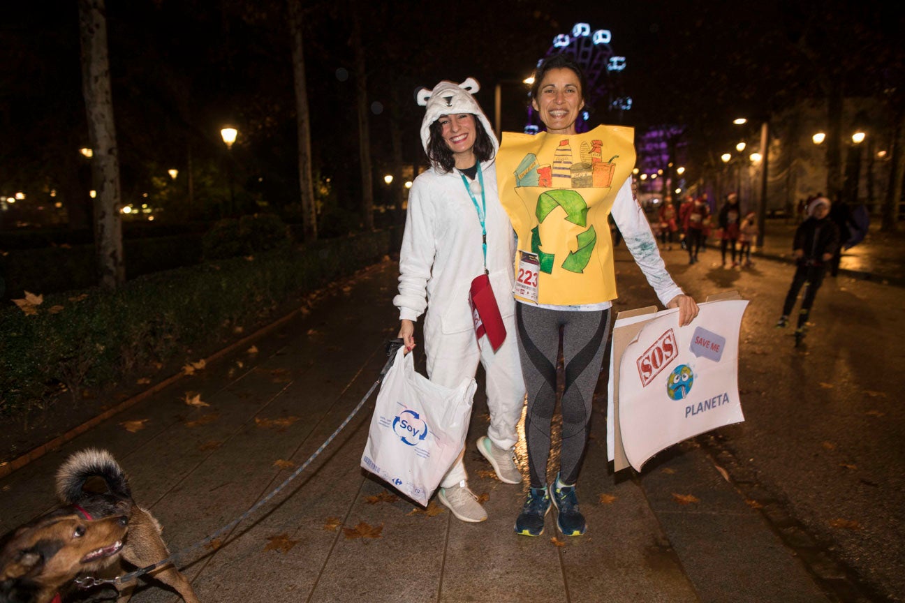 Mucho colorido para festejar el inicio de la Navidad, aunque algunos disfraces no sean muy cómodos para correr