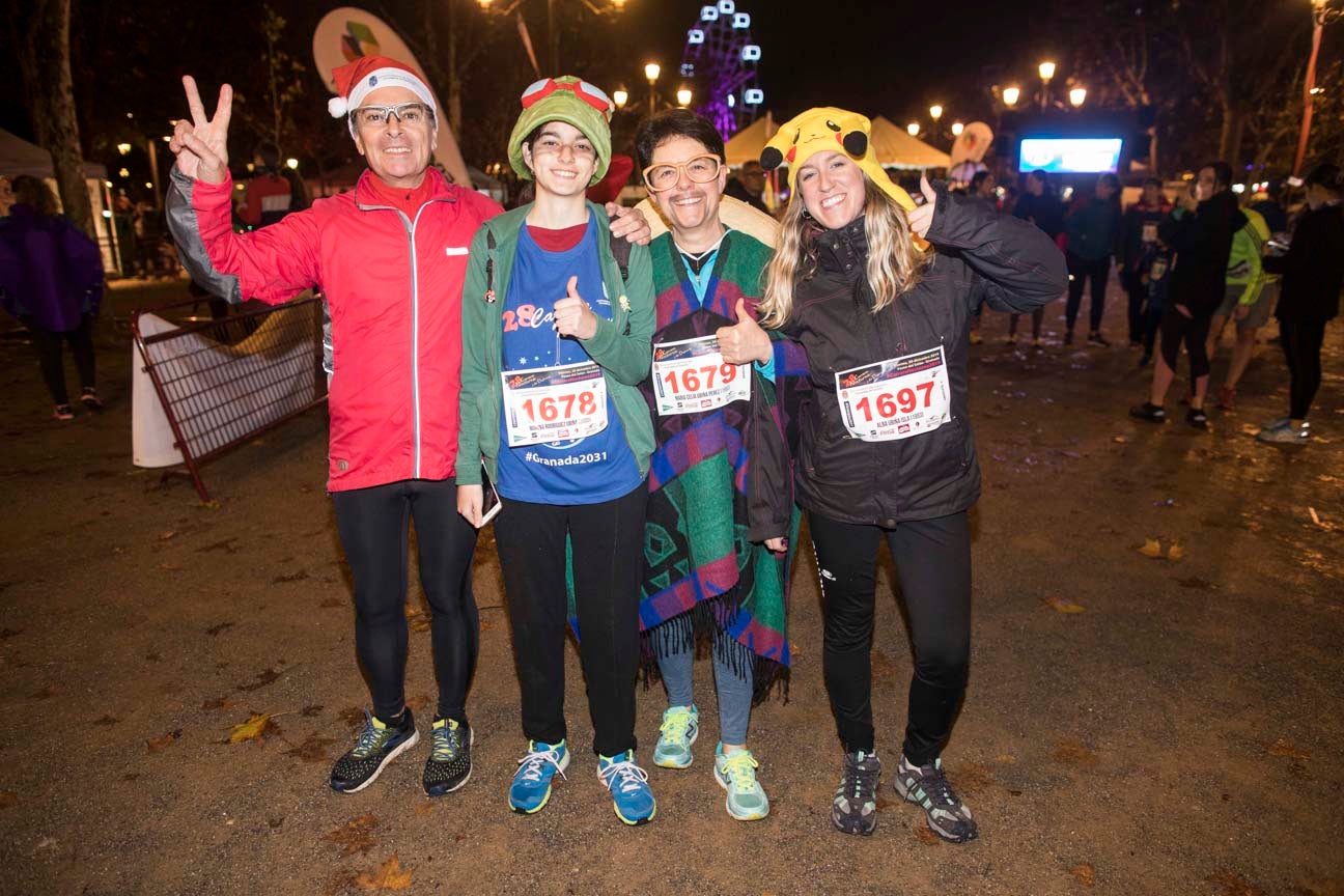 Mucho colorido para festejar el inicio de la Navidad, aunque algunos disfraces no sean muy cómodos para correr