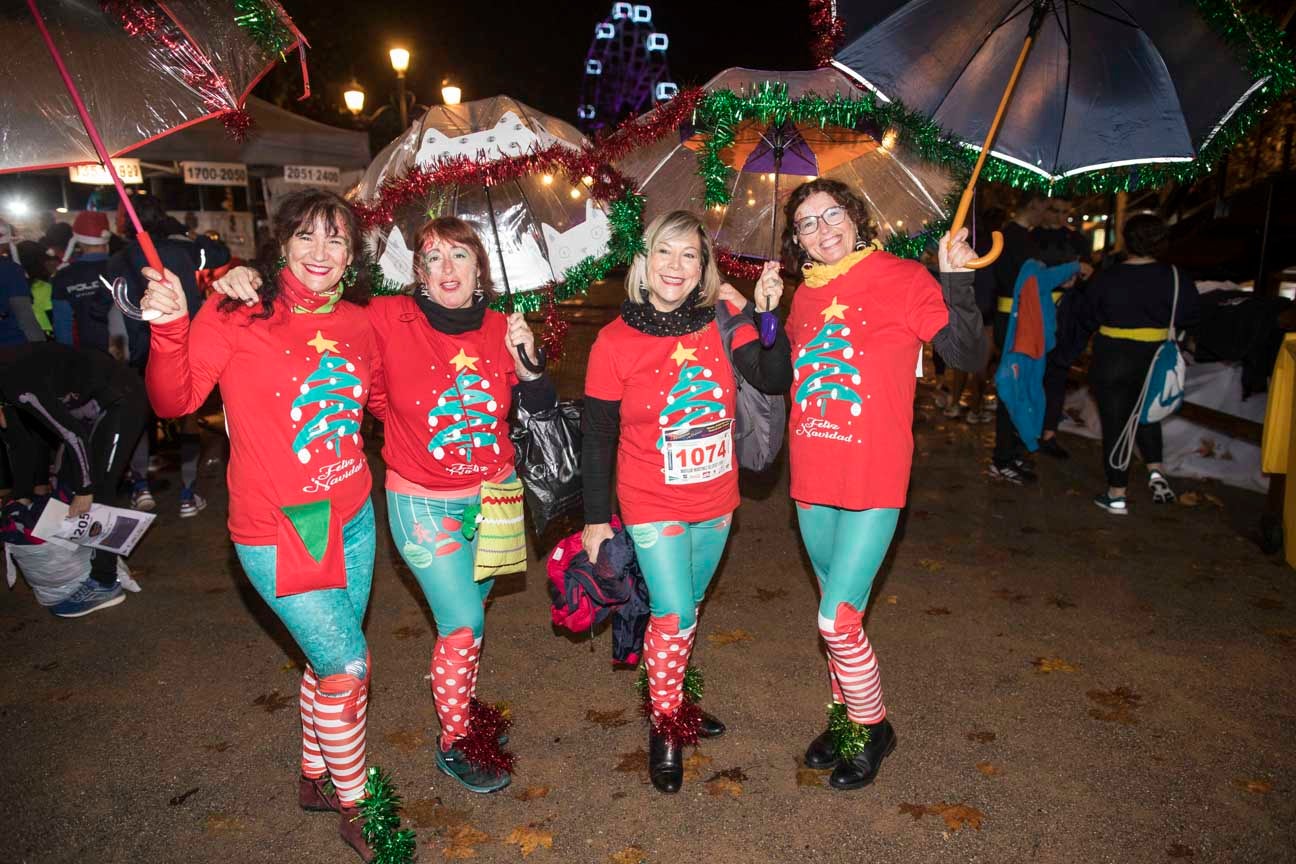 Mucho colorido para festejar el inicio de la Navidad, aunque algunos disfraces no sean muy cómodos para correr