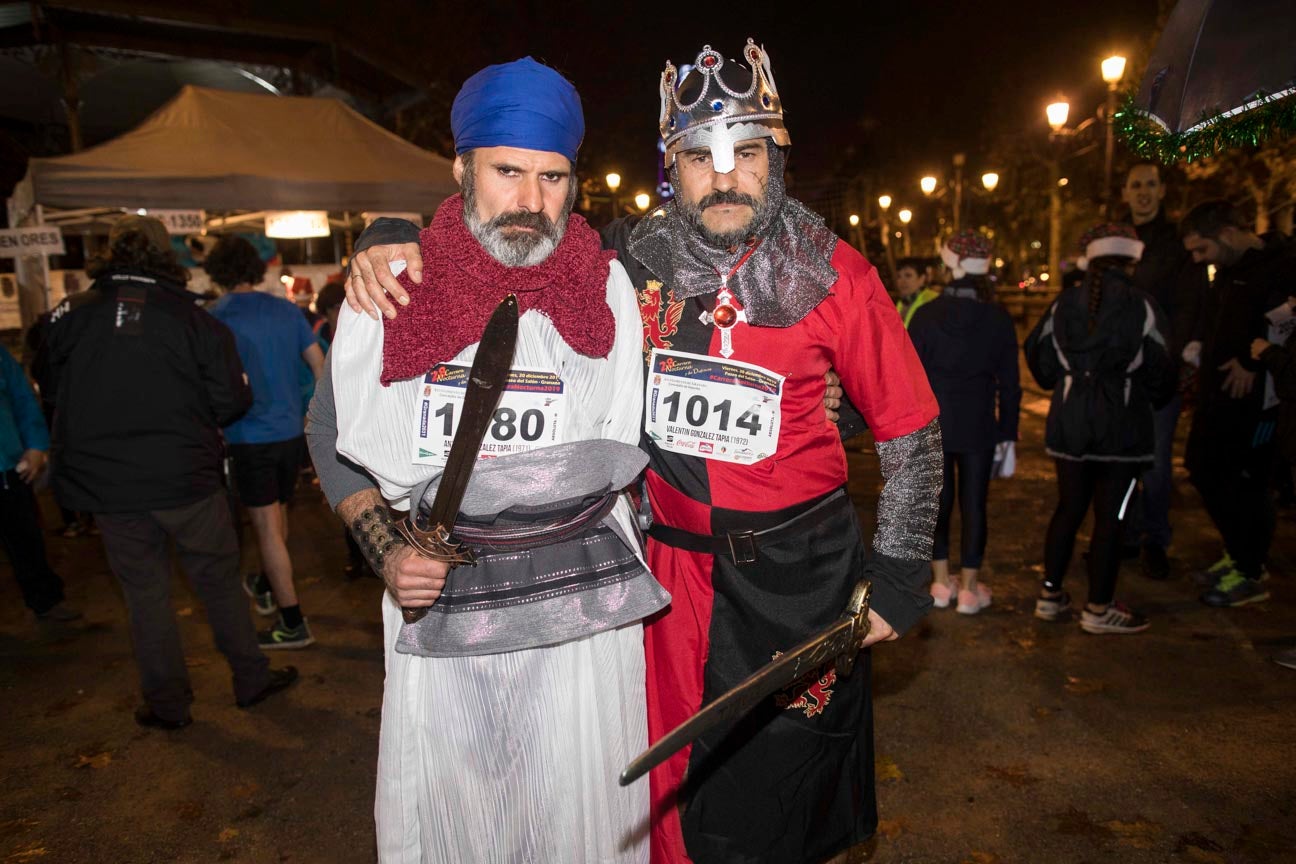 Mucho colorido para festejar el inicio de la Navidad, aunque algunos disfraces no sean muy cómodos para correr