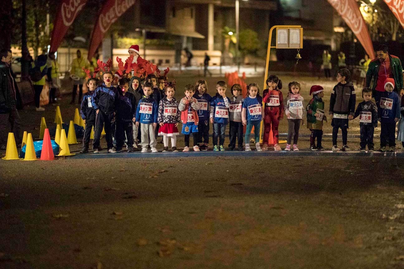 Ni el mal tiempo ni el frío han impedido que decenas de niños hayan partido en las carreras de las distintas categorías de esta tradicional carrera navideña