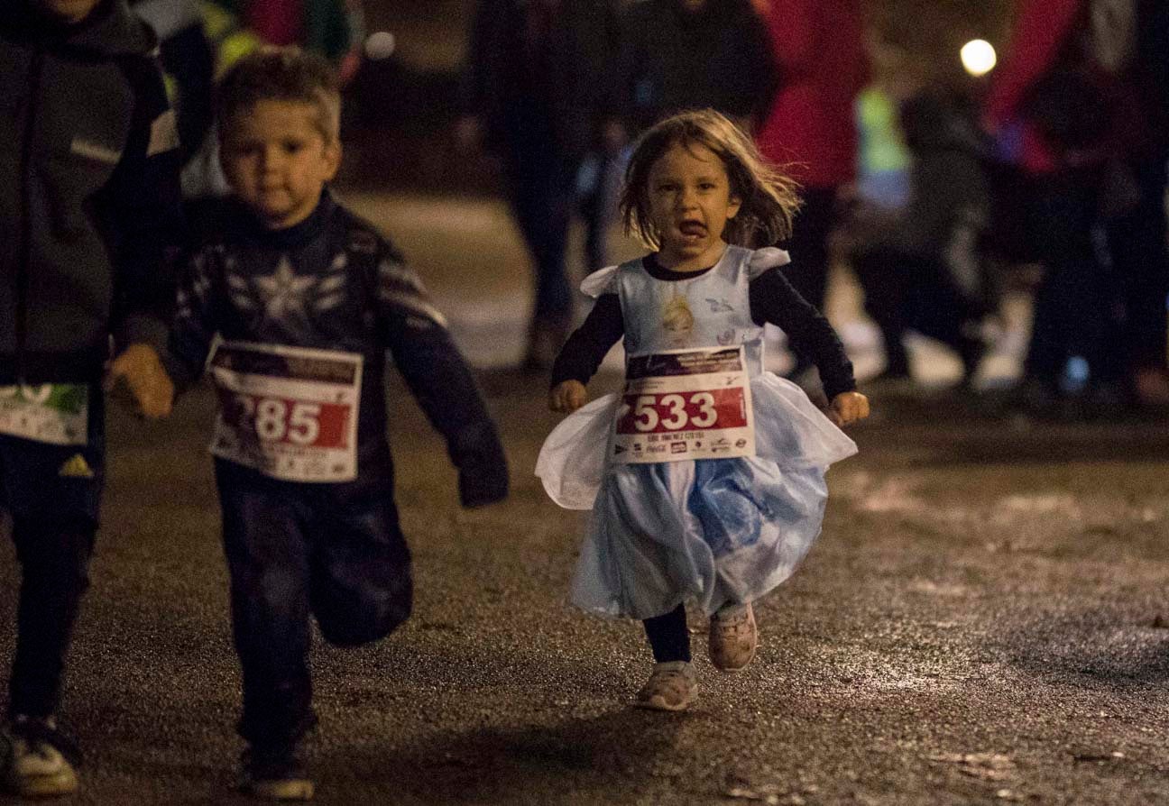 Ni el mal tiempo ni el frío han impedido que decenas de niños hayan partido en las carreras de las distintas categorías de esta tradicional carrera navideña