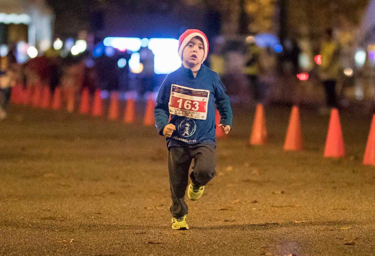 Ni el mal tiempo ni el frío han impedido que decenas de niños hayan partido en las carreras de las distintas categorías de esta tradicional carrera navideña