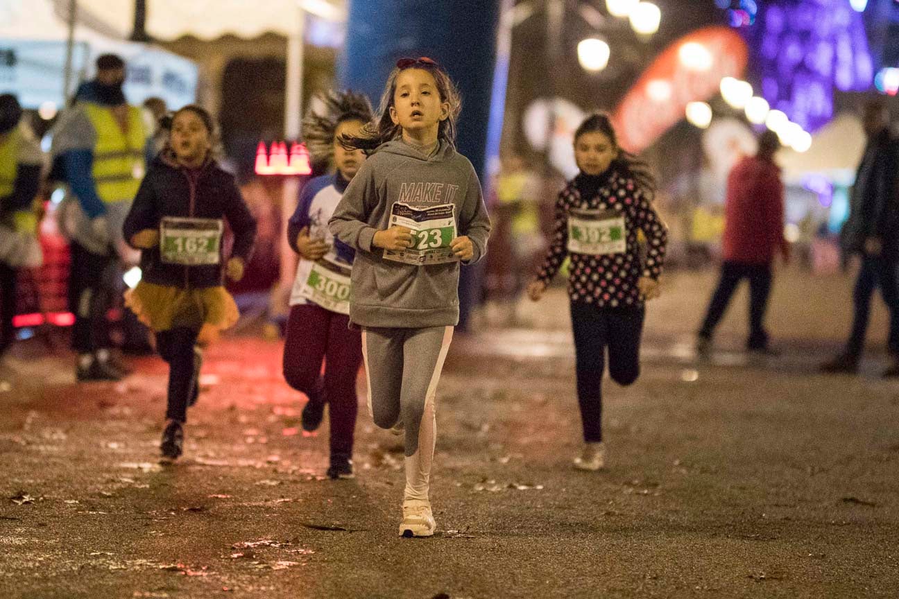 Ni el mal tiempo ni el frío han impedido que decenas de niños hayan partido en las carreras de las distintas categorías de esta tradicional carrera navideña