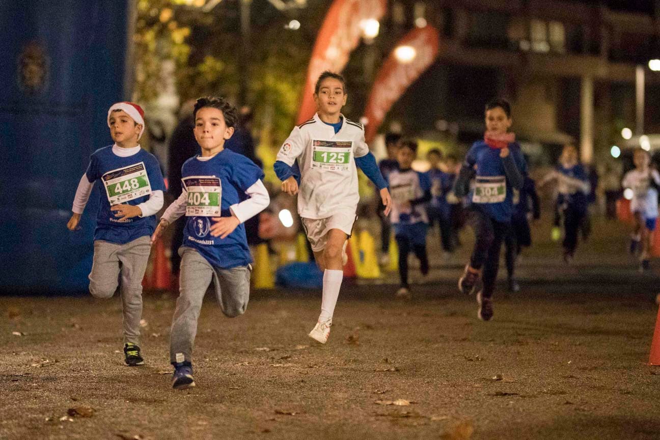 Ni el mal tiempo ni el frío han impedido que decenas de niños hayan partido en las carreras de las distintas categorías de esta tradicional carrera navideña